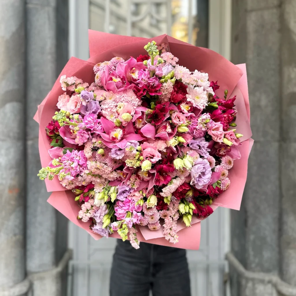Assorted bouquet in shades of pink, product image 2